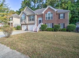 Spacious Acworth Home with Deck about 1 Mi to Lake, casa rústica em Acworth