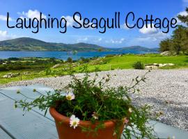 Laughing Seagull Cottage - unspoilt sea views, hótel í Castletownbere