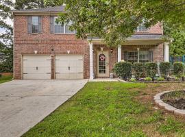 Snellville Abode Less Than 9 Mi to Stone Mtn Park!，斯內爾維爾的Villa