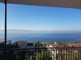 Просторная квартира 2 plus 1 с панорамным видом на море, cheap hotel in Darıca
