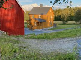 Fjellstad Gård - 2 minutes from E6 and 5 minutes drive from Steinkjer city, farm stay in Steinkjer