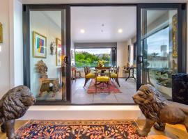 The Address - Luxury 3 Bedroom Penthouse Apartment, hotel em Napier