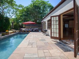 La Villa Olli -Natural pool & Jacuzzi, ξενοδοχείο στο Μπρίστολ