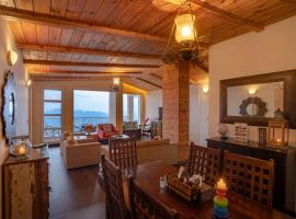 Cosy home with balcony & Mountain views, condominio en Shimla