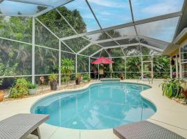 Pet Friendly Pool Home in River Reach of Naples FL, hotelli kohteessa Naples lähellä maamerkkiä Naples Grande Golf Club