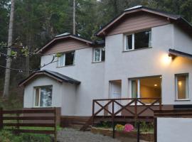 Amplia casa en bosque llao llao, hotell i nærheten av Parroquia San Eduardo i San Carlos de Bariloche