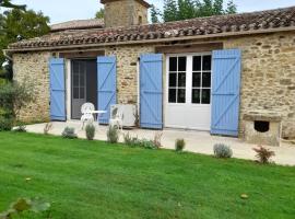 La petite maison bleue avec piscine, hôtel à Loubejac