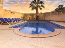 Centre Island Holiday Home with private pool and hot tub, hotel en Kerċem