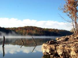 Tentrr Signature Site - Peaceful Table Rock Lake Retreat, hótel í Oakmont