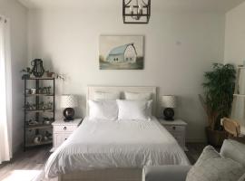 Beautiful Private Casita/Guesthouse w/ Kitchen, Access to Pool/Spa, hôtel à Goodyear