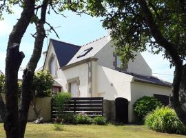 Typical Breton house, Plogoff, hotel in Plogoff