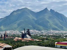 Industrial stylish 3-br. apartment & city views in front of Parque Fundidora & Arena Mty, vakantiewoning in Monterrey