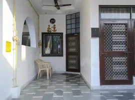 Aradhanas Home Stay Near Taj Mahal