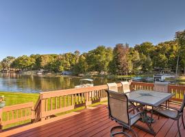 Lakefront Ludington Retreat with Kayaks and Fire Pit!，勒丁頓的度假住所
