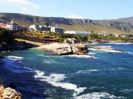 Hermanus 3 Bed Home King Bed with pool walk to sea