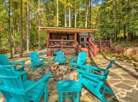 Clayton Retreat with Spacious Deck and Mtn Views!, casa rústica em Clayton