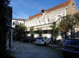 Au Relais Des Thermes, hotel in Saint-Amand-les-Eaux