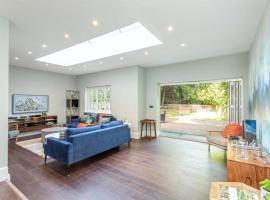 Stylish Home - Wentworth, Sunningdale Golf Club, holiday rental in Sunninghill