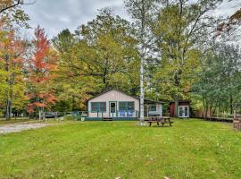 Charming Gladwin Family Cottage - Indian Lake, hotel in Gladwin
