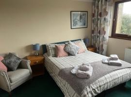 An Escape for 2: Near a Castle Island in Scotland, hotel with parking in Kinross