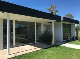 Casa frente al lago en barrio privado、アルマフエルテのビーチ周辺のバケーションレンタル
