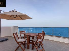 High Floor seafront Penthouse, OPP beach & WIFI AC by 360 Estates, hotel a San Pawl il-Baħar