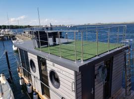 exclusives Hausboot "Tante Trost", hotel in Heiligenhafen