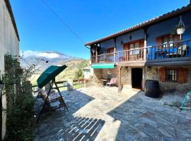 Casa con 2 dormitorios, chimenea, jardin y vista a la montaña, holiday home in Campomanes