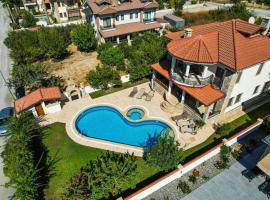 Stunning 4-Bedrooms Villa in Dalyan Turkey, hotel con estacionamiento en Dalyan