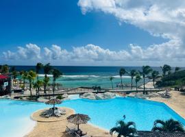 Studio vue mer piscine plage Kaz Punch Manganao chez Julie, hotel in Saint-François