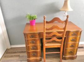 Cheerful 3-BR home near Downtown Dayton, Wright Patterson AFB and Airport, hotel in Dayton