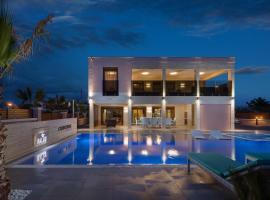 Malibu Eclipse - Luxury villa with pool & spa, hotel in Vir