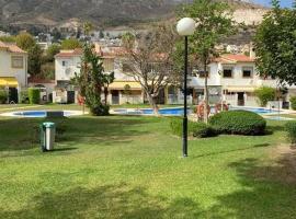 Chalet adosado corta temporada 2 dormitorios, fjallaskáli í Benalmadena