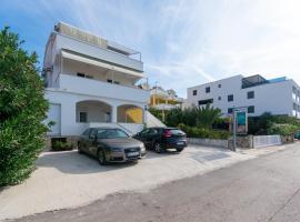 Apartments by the sea Mandre, Pag - 4093, Ferienwohnung in Kolan