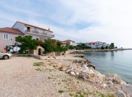 Apartments by the sea Mandre, Pag - 4101, hotel in Kolan