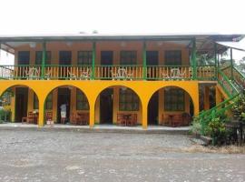 Cabinas Manzanillo Caribe، بيت ضيافة في مانزانيلو