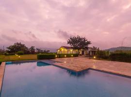 StayVista's Shivom Villa 12 - A Serene Escape with Views of the Valley and Lake, hotell nära Tiger Point, Lonavala