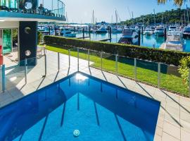 Pavillions 1 - NEW Waterside Luxury with pool, hotel de lujo en Isla Hamilton