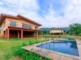 StayVista's Shivom Villa 3 - A Serene Escape with Views of the Valley and Lake, hotel di Lonavala