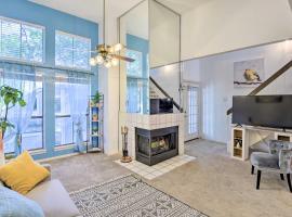 Cozy Irving Condo 15 Mi to Downtown Dallas!, hotel v destinaci Irving
