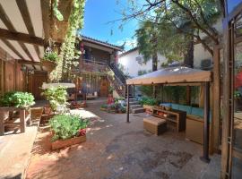 Lewo Guest House, Bed & Breakfast in Lijiang