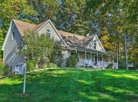 Grand Pine Bush Retreat on 2 Acres with Deck!, hotell med parkering i Pine Bush