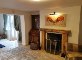 Luxury Tranquil Cottage with Hot tub, Log burner and Jacuzzi Bath, holiday rental in Alford