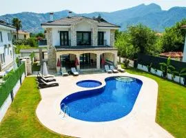 Villa-Sleeps 9-Parking-Pool-Bbq-Hot tub-Pets