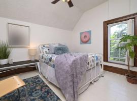 Bohemian Room in a 150-Year-Old Victorian House, ξενοδοχείο σε Orangeville