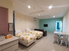 Peaceful 1-bedroom unit at Marina Island by JoMy Homestay, rantatalo kohteessa Lumut
