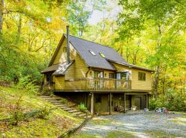 House on Honeysuckle, ваканционна къща в Pisgah Forest