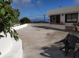 Casa rural con Wifi, terraza y vistas al mar el La Palma, hotell i Puntallana
