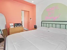 Urban Chic 1BR - Walk to Boardwalk - Min to Beach