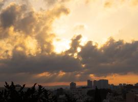 Cosy - Private room with balcony near TLV, homestay in Ramat Gan